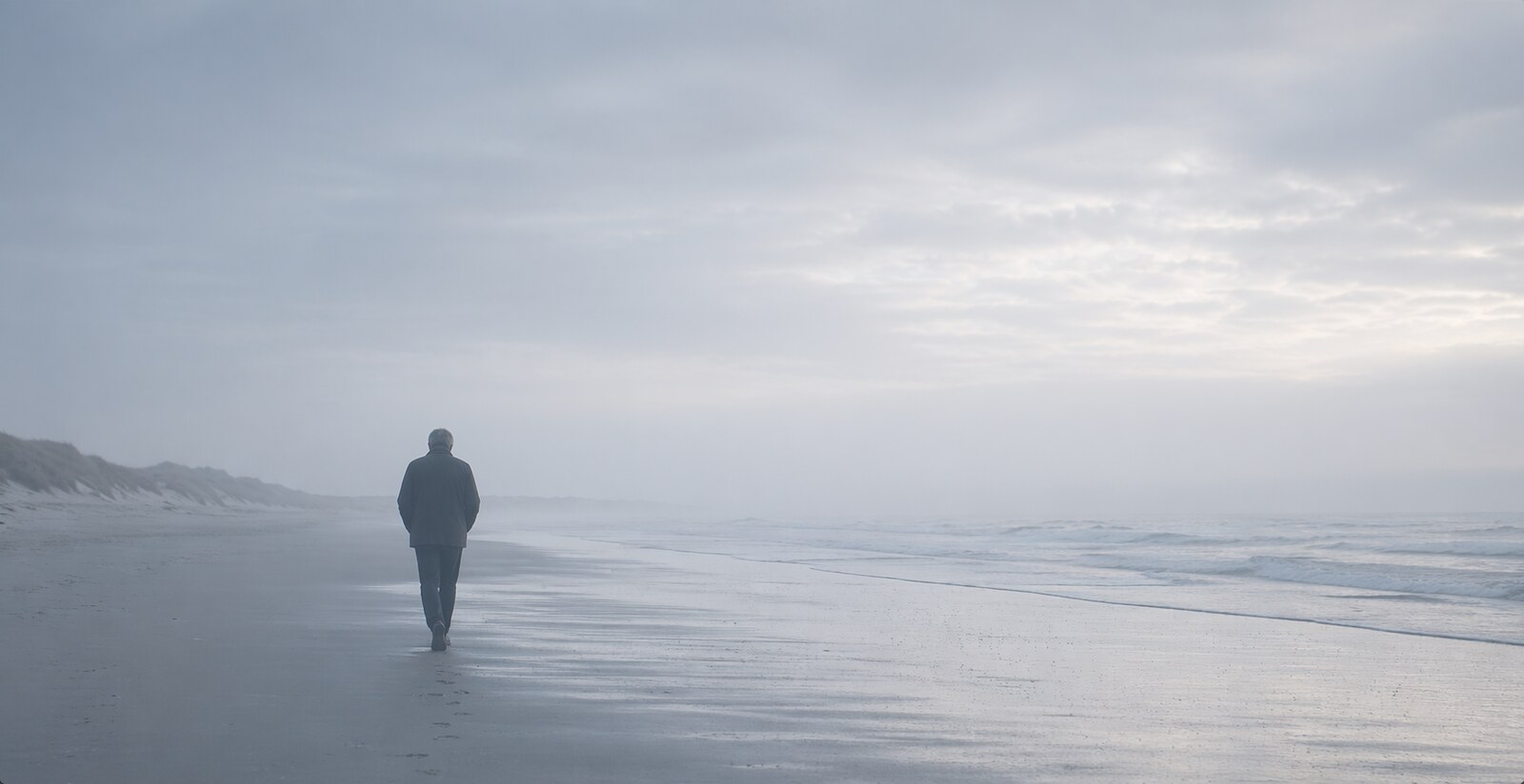 Stil strand bij zee